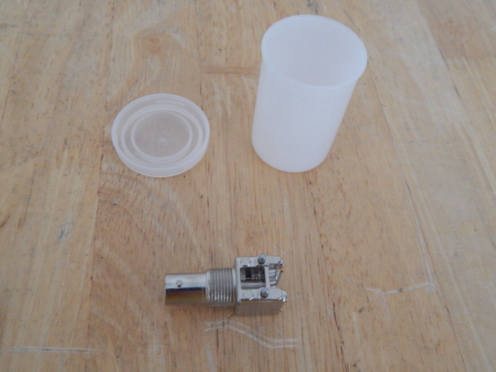 Lot of 32 AMP 5413879-1  bnc female to right angle through hole connector