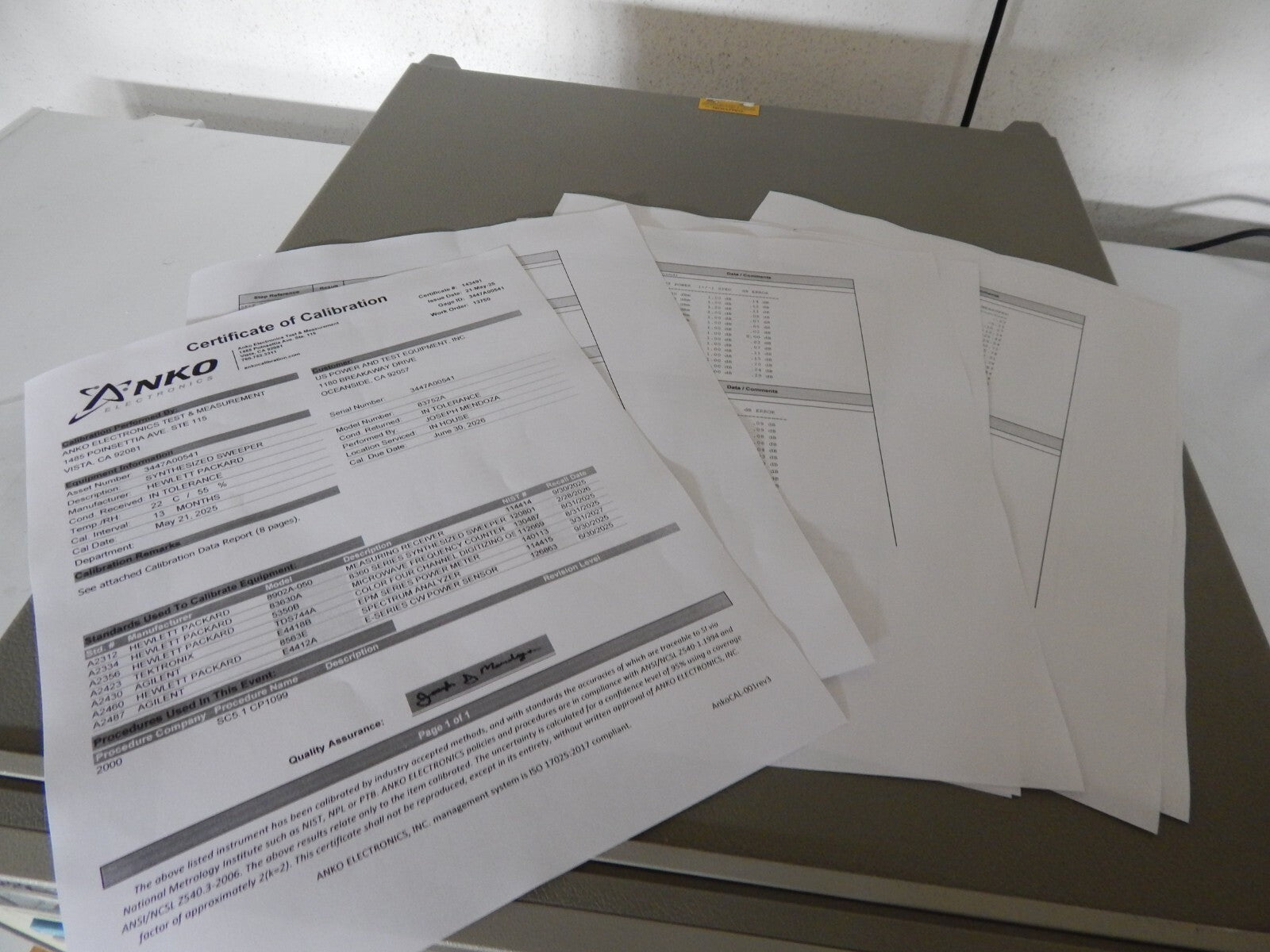 AT HP 83752A .01-20GHz Synthesized Signal Sweeper w/opt. 1E1 & cal. w/data