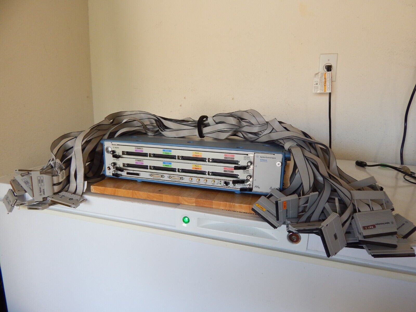 Agilent M9502A, 2 0f U4154A 136 Channel Logic Analyzer  & 8  U4201A Digital Pods