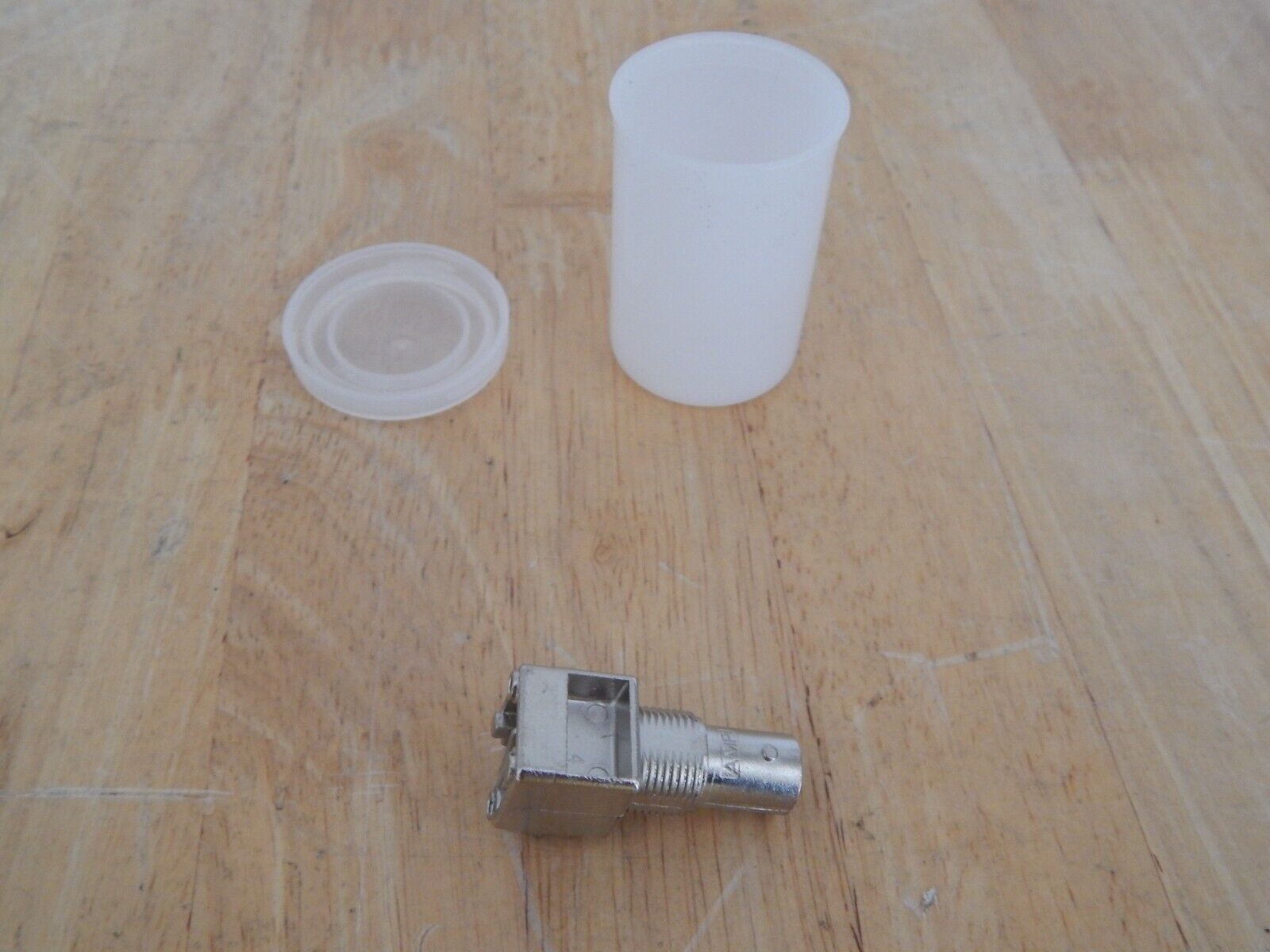 Lot of 32 AMP 5413879-1  bnc female to right angle through hole connector