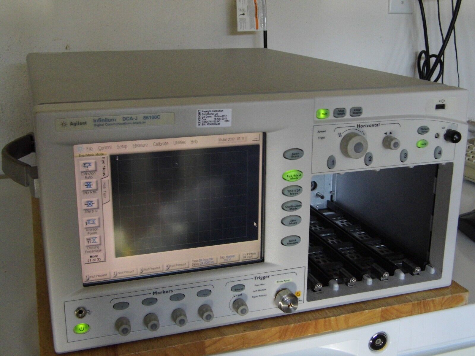 Agilent 86100C Infiniium DCA-J Oscilloscope Mainframe 001,092 