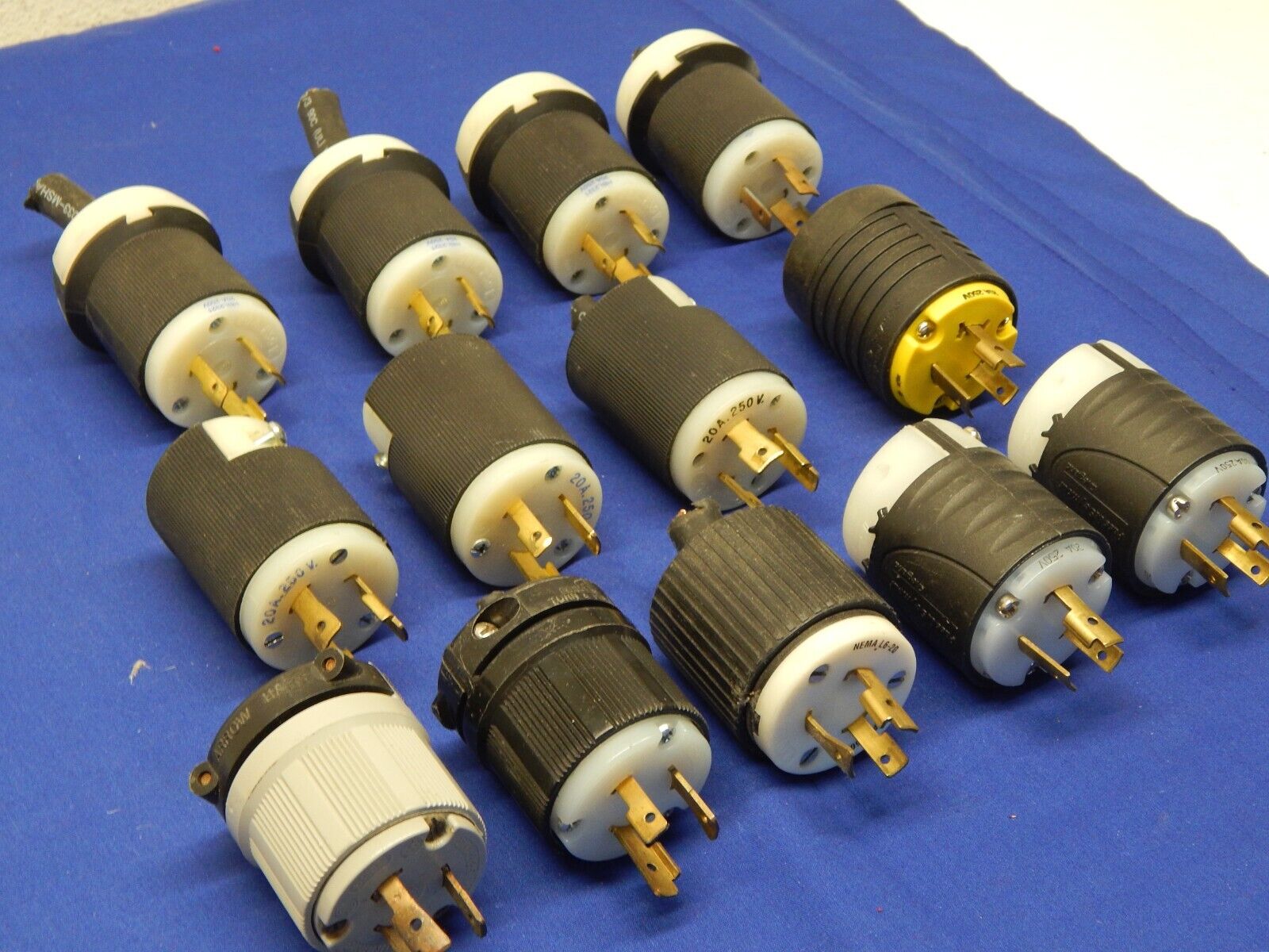 Locking Connector Plugs Twist Lock 20A 250V, Lot of 25