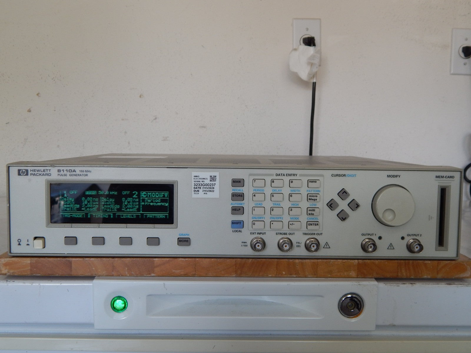 Agilent 8110A Pulse Generator w 2 of 81103A and 81106A (PLL)
