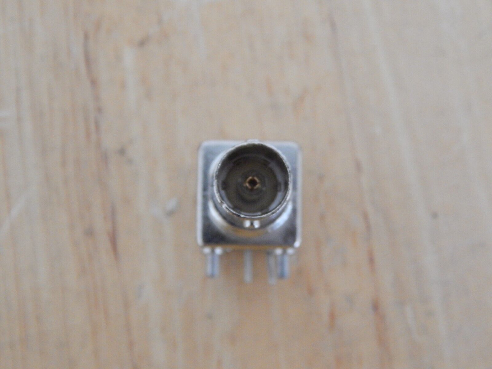 Lot of 32 AMP 5413879-1  bnc female to right angle through hole connector