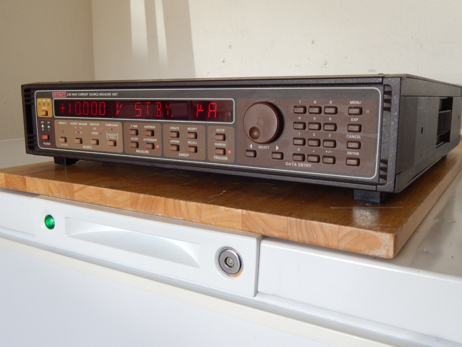 Keithley 238 High Current Source Meter, (bad GPIB holding lug)