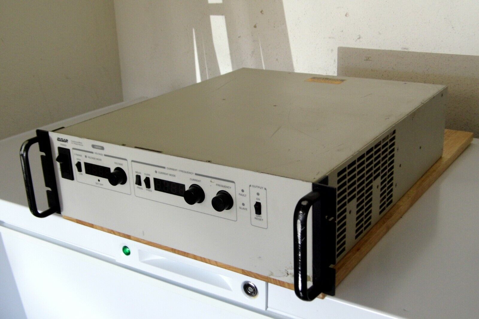 Ametek  CW2501M 2500VA AC Source 135/270Vac 18.2/9.6A 45-500Hz 11 in stock