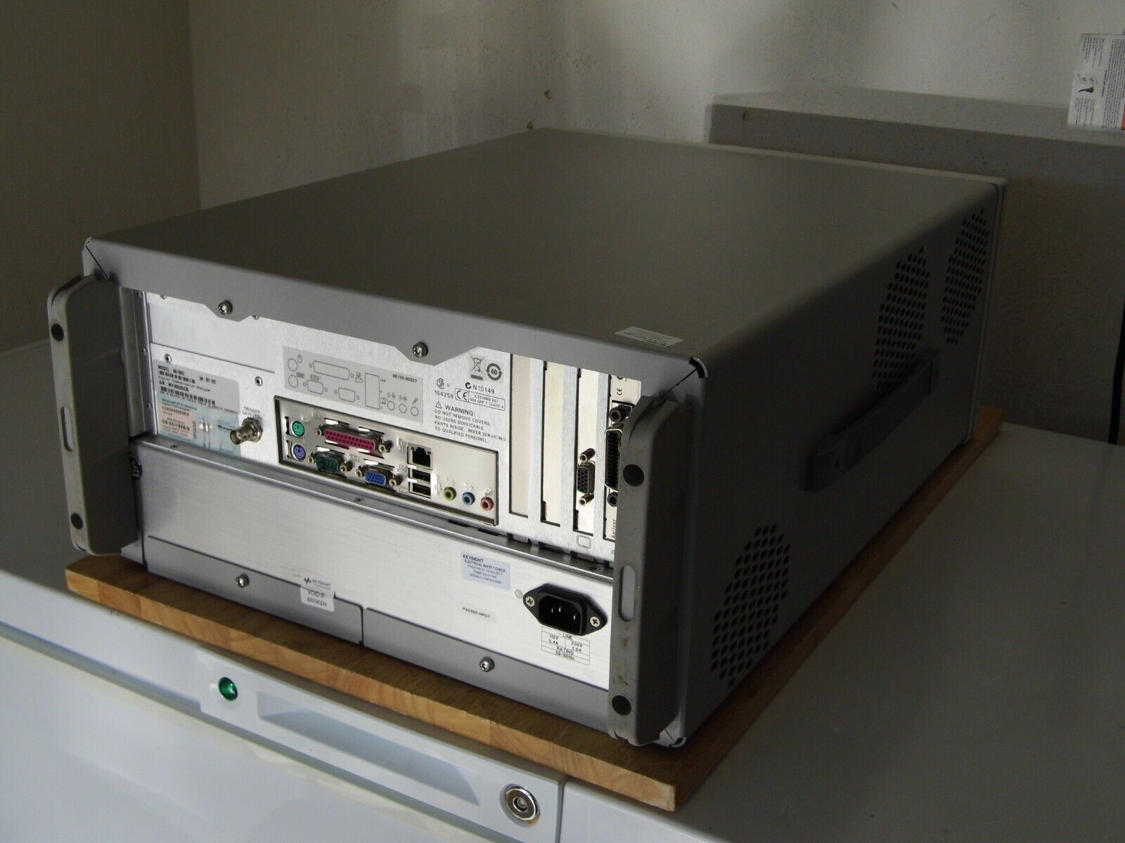 Agilent 86100C Infiniium DCA-J Oscilloscope Mainframe 001,092 