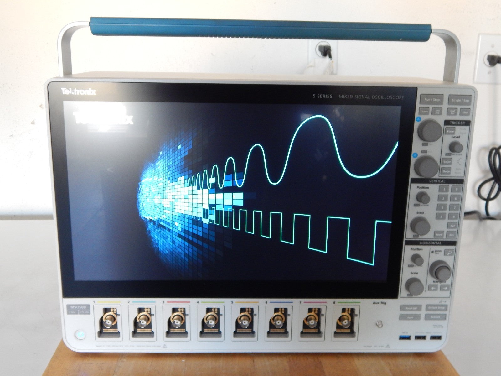 Tektronix MSO58B 5-BW-2000, 2GHz, 6.25GS/s, 8-Channel 5 Series B Oscil ...