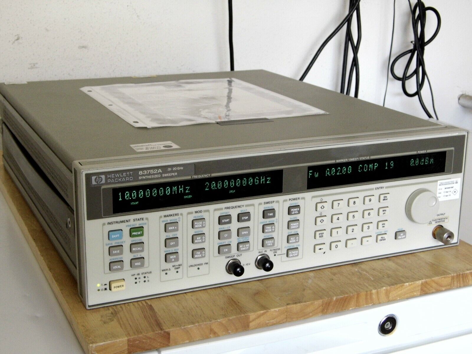 AT HP 83752A .01-20GHz Synthesized Signal Sweeper w/opt. 1E1 & cal. w/data