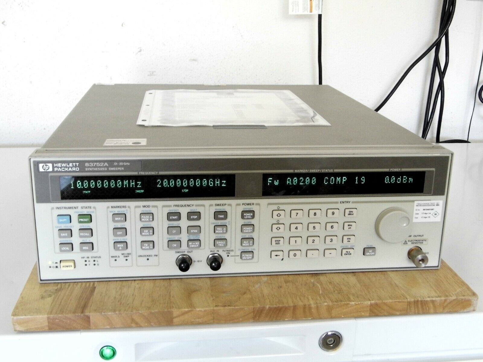 AT HP 83752A .01-20GHz Synthesized Signal Sweeper w/opt. 1E1 & cal. w/data