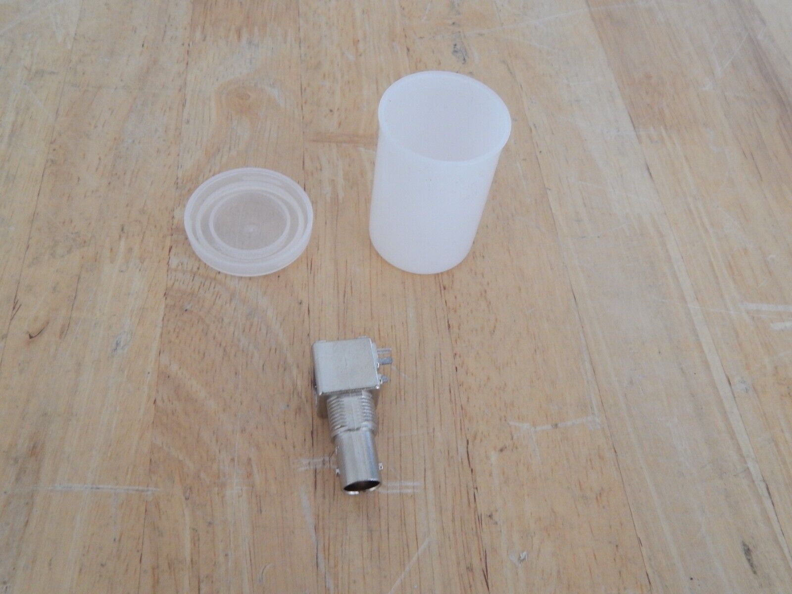 Lot of 32 AMP 5413879-1  bnc female to right angle through hole connector