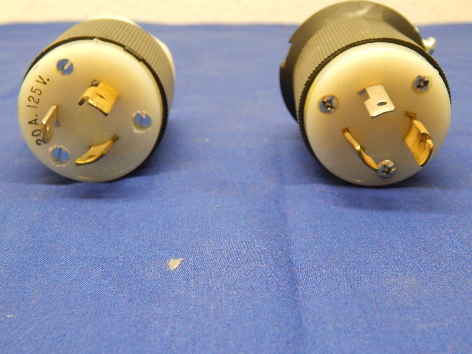 Hubbell HBL2311 20A 125V 2 pole 3 wire Grounding Insulgrip Twist-Lock Plug, 2