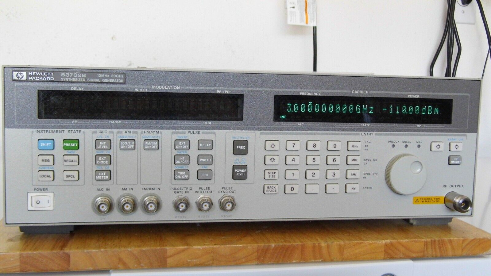 Agilent HP 83732B 1E1, 1E5 &1E8  20GHz Synth. CW Generator 