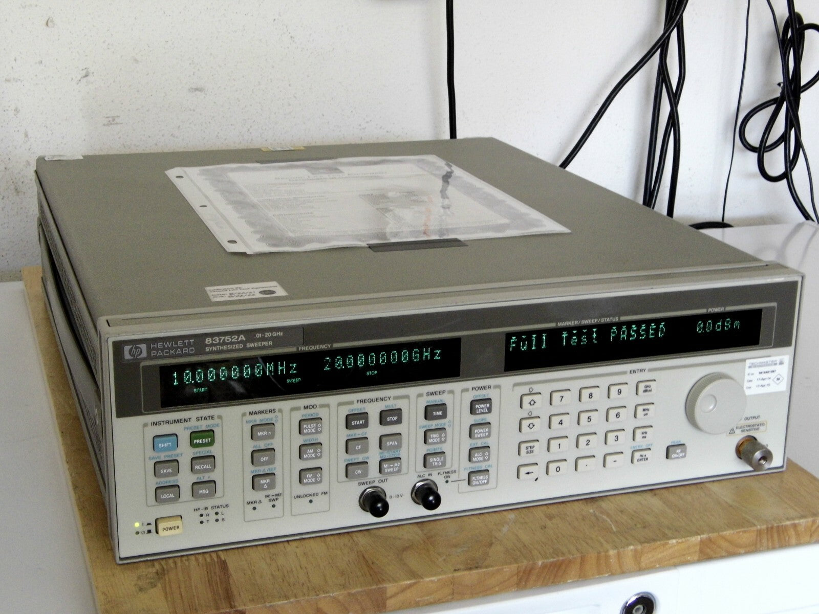 AT HP 83752A .01-20GHz Synthesized Signal Sweeper w/opt. 1E1 & cal. w/data