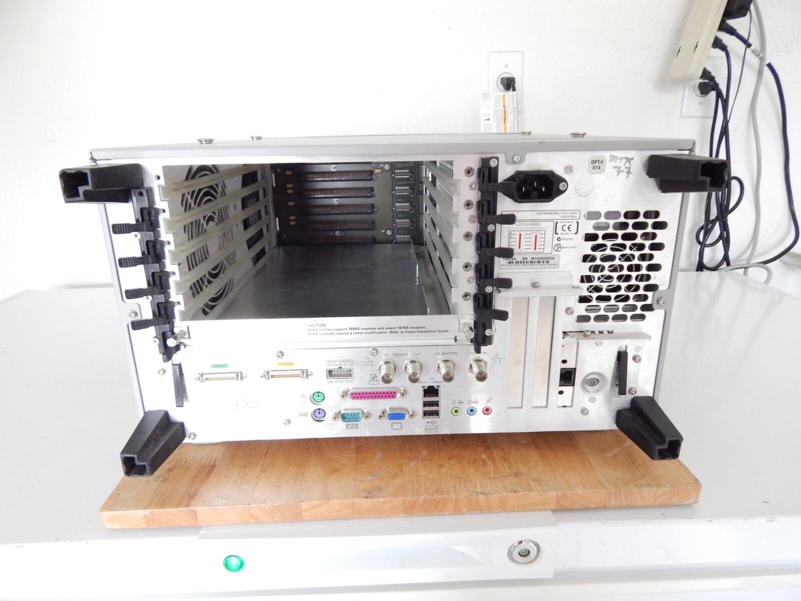 HP - Agilent - Keysight 16902A-014 Logic Analyzer Mainframe