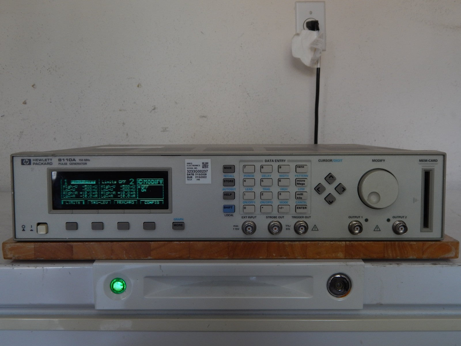 Agilent 8110A Pulse Generator w 2 of 81103A and 81106A (PLL)