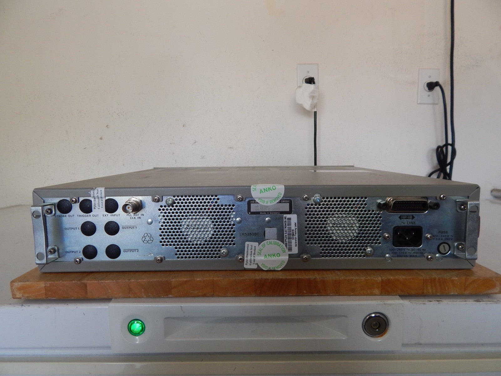 Agilent 8110A Pulse Generator w 2 of 81103A and 81106A (PLL)