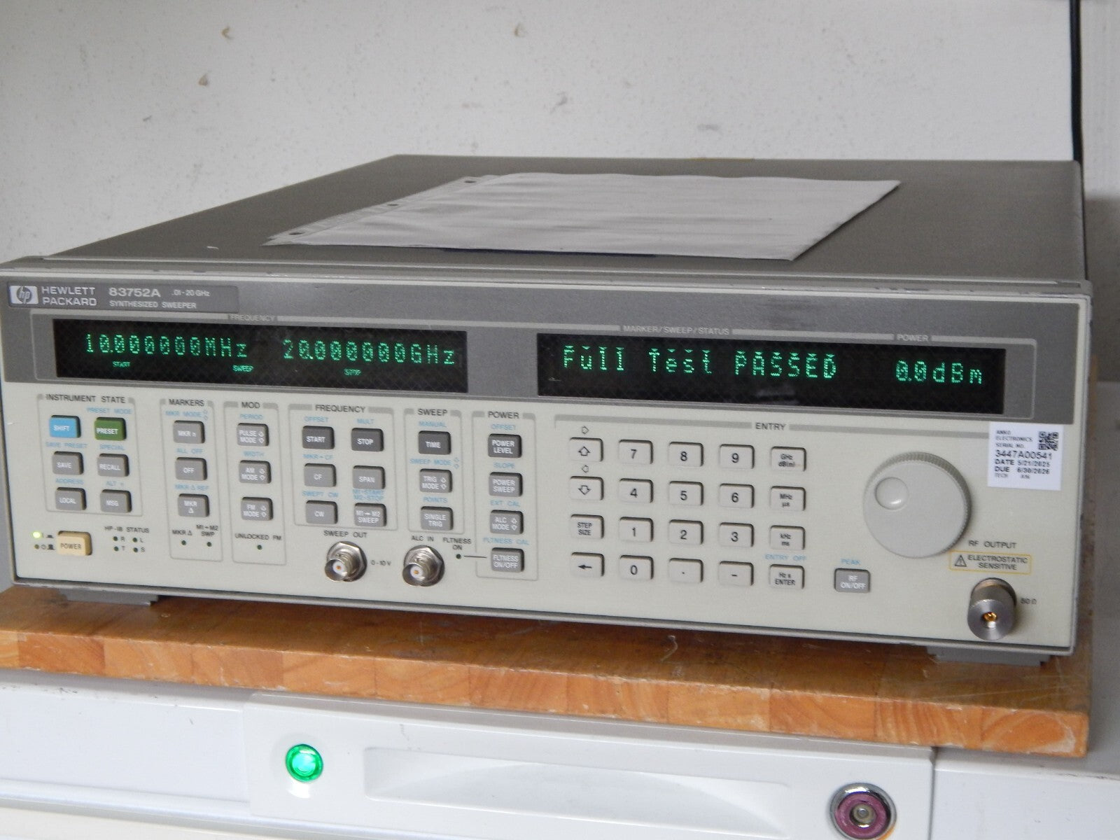AT HP 83752A .01-20GHz Synthesized Signal Sweeper w/opt. 1E1 & cal. w/data
