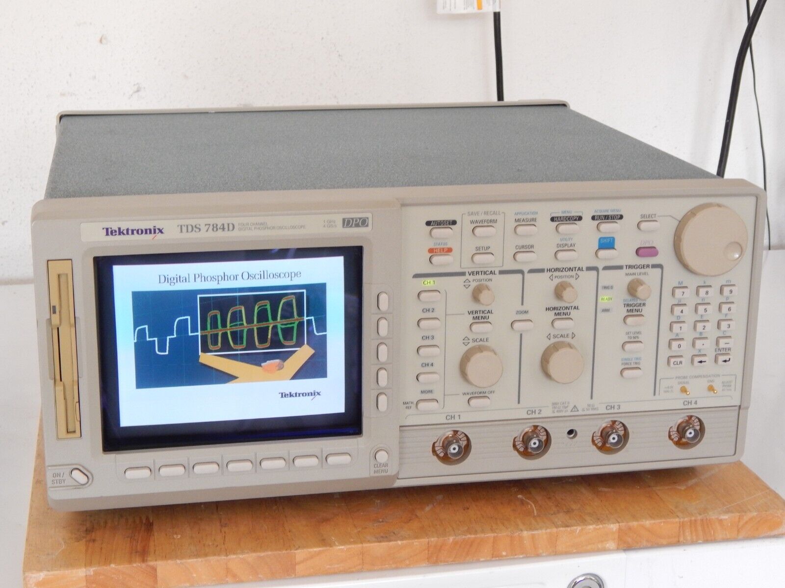 TDS784D Tektronix 4Ch Oscilloscope 1GHz  4GS/s Opt 13/1F/2F, new digital display