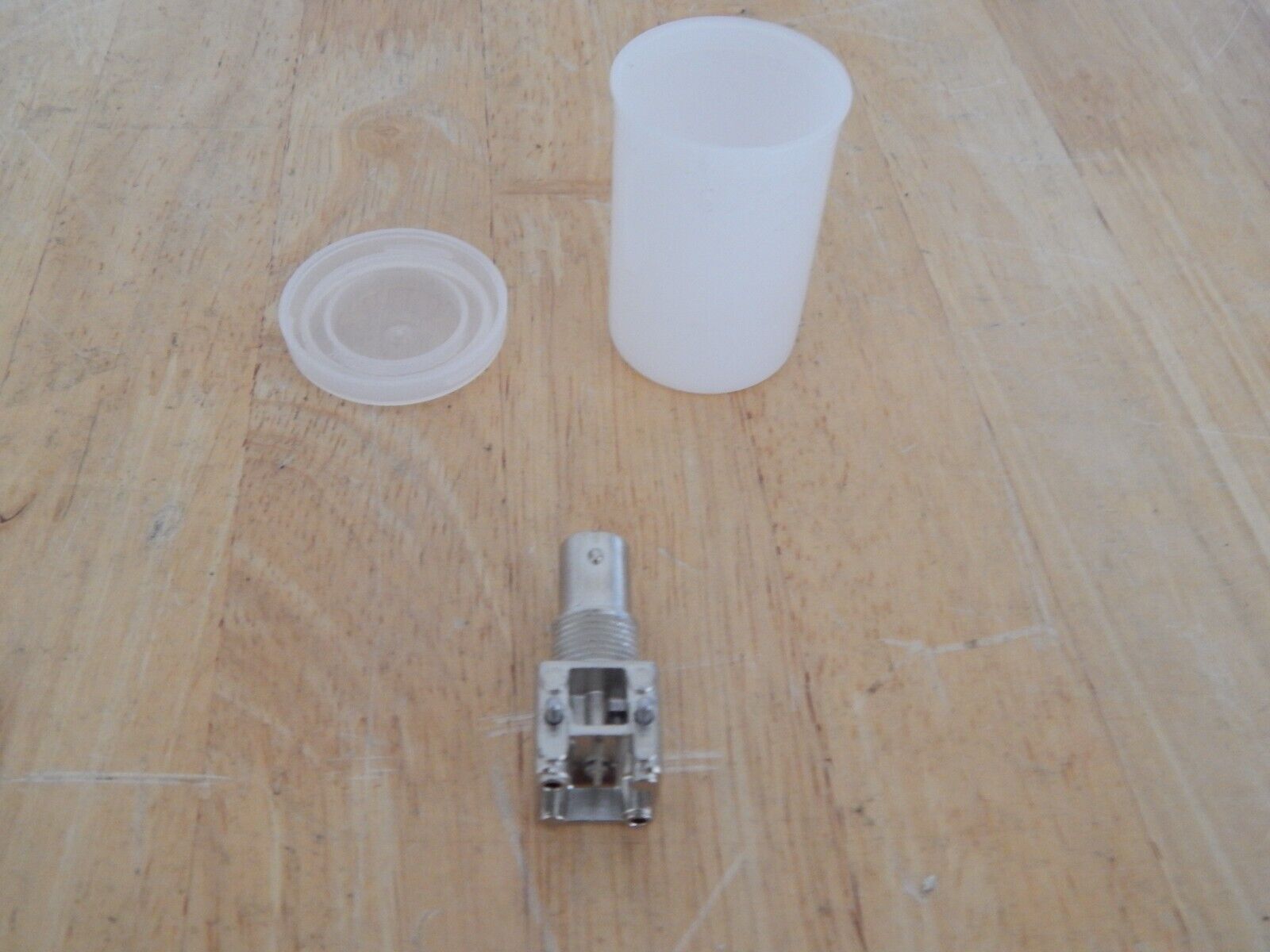 Lot of 32 AMP 5413879-1  bnc female to right angle through hole connector