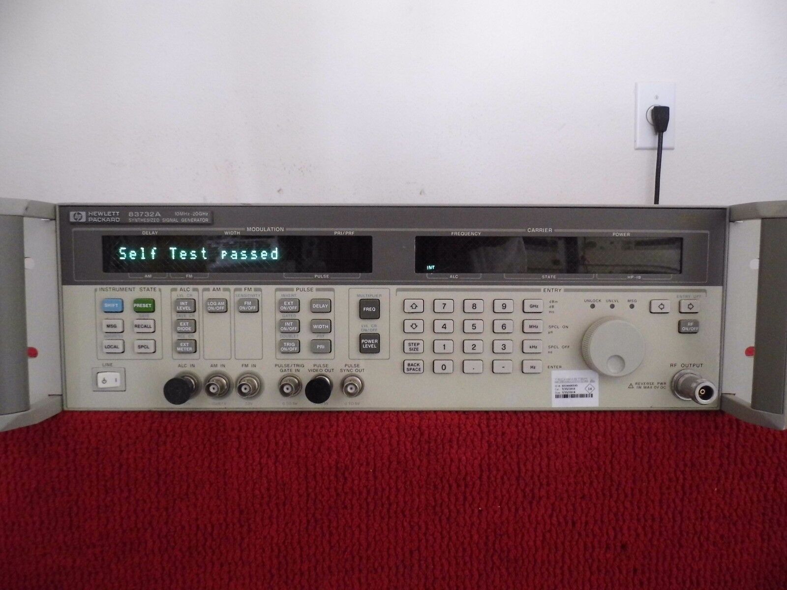 Agilent HP 83732A Synthesized Signal Generator,10Mhz-20GHz w/1E1/1E8