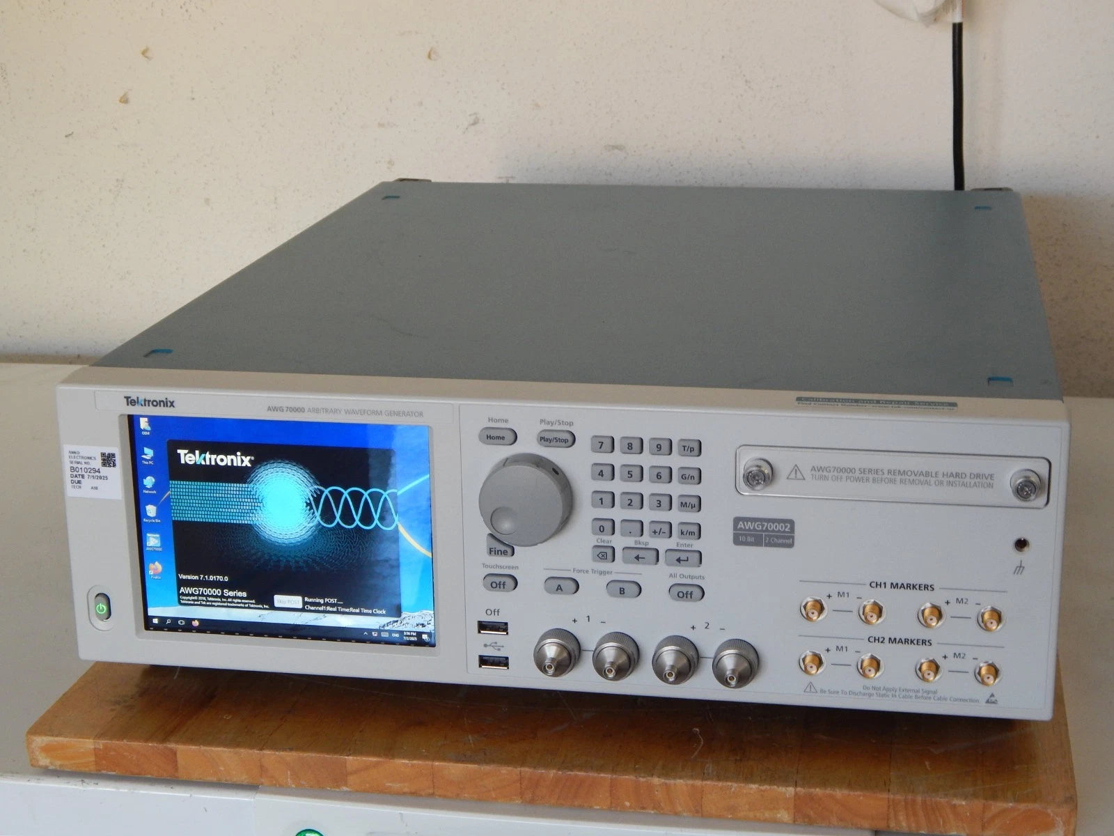 Tektronix AWG70002B w/16GS/s & SEQ and NIST cal w/data